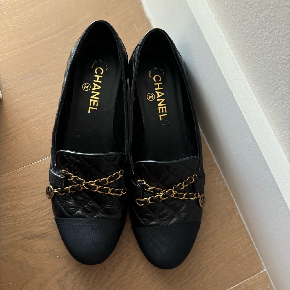 HANEL 
Grosgrain Glazed Lambskin Quilted Chain Loafers Black
